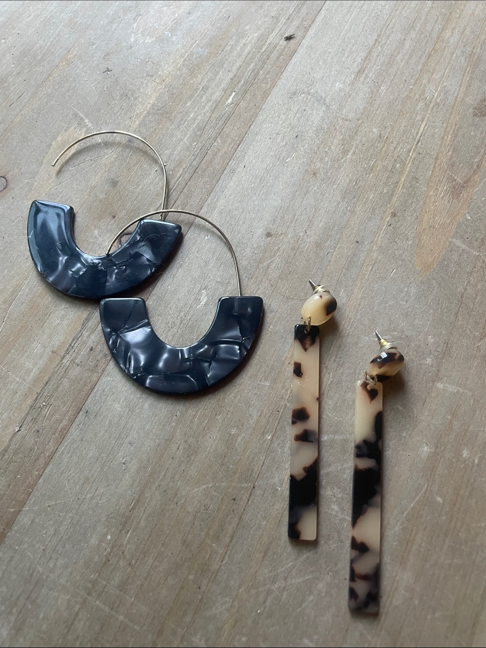 Black Resin Hoop Earrings & Tortoiseshell Drop Earrings Set